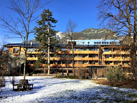 Werdenfelserei Garmisch Außenansicht vom Kurpark