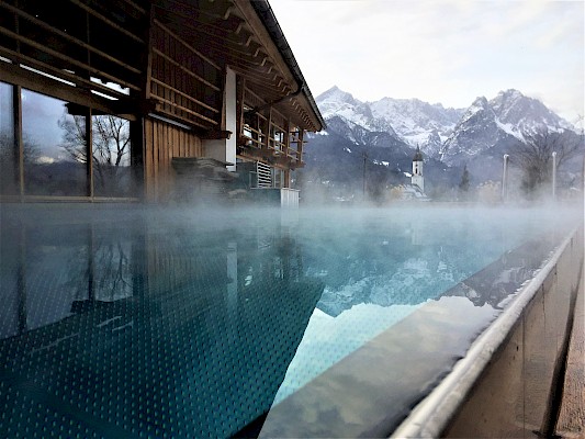 Werdenfelserei Garmisch Infinity Pool Wellnessbereich
