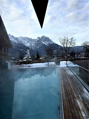Werdenfelserei Garmisch Wellnessbereich Infinity Pool Rooftop Pool