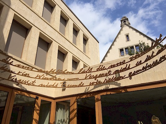 Regensburg Neue Synagoge Vergesset nicht Freunde, wir reisen gemeinsam