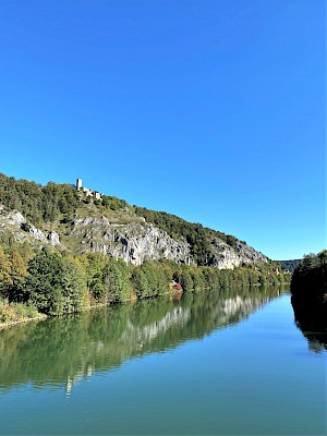 Blick von der Holzbruecke zur Burg Randeck Essing