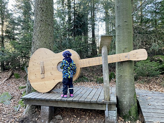 Baumgitarre Sonnenwald Erlebnisweg Brotjacklriegel