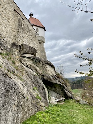 Burg Ranfels ueberhaengender Felsen